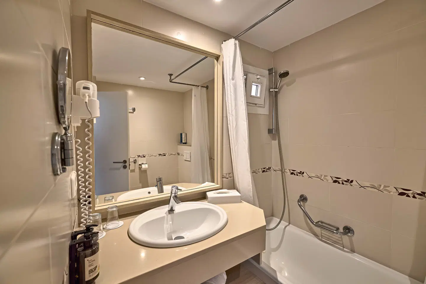 Universal Aparthotel Don Camilo Badezimmer