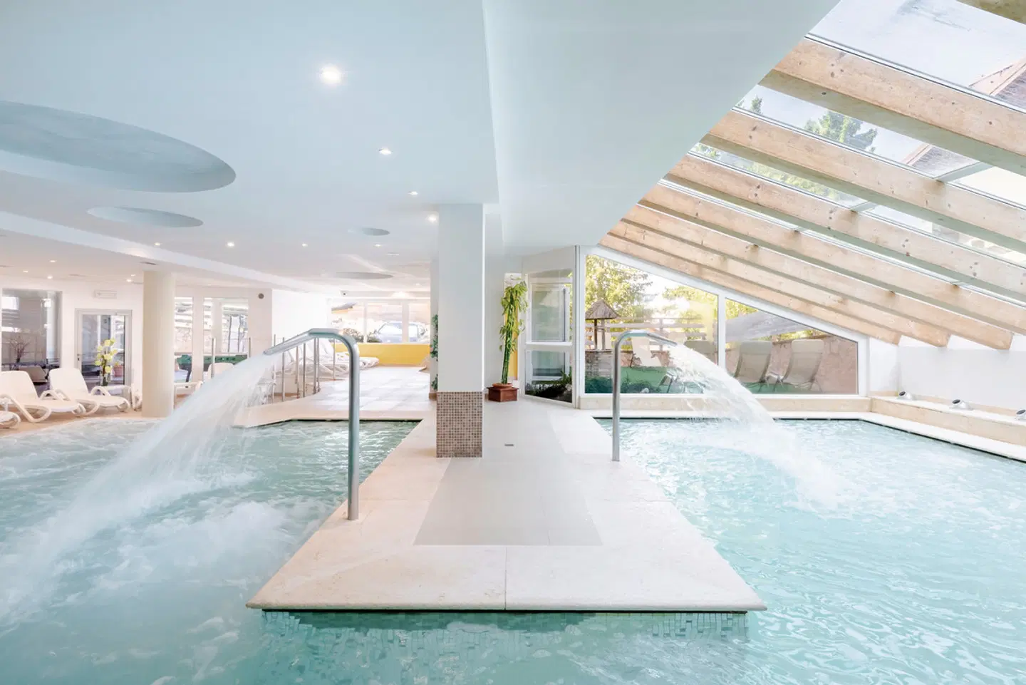 Alpine Mugon Hallenbad