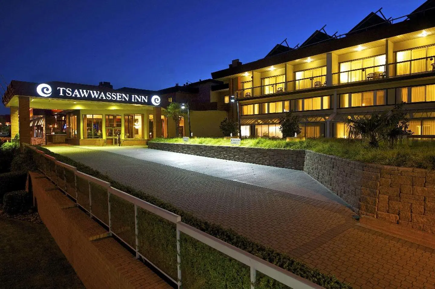 Coast Tsawwassen Inn EXTERIOR