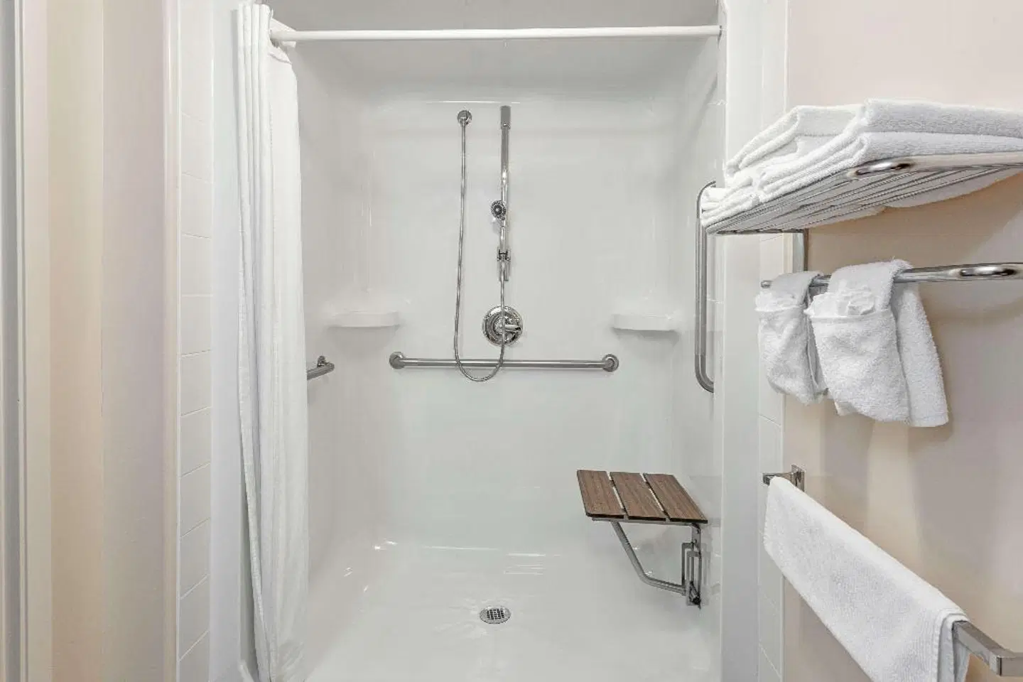 Super 8 by Wyndham Caraquet Badezimmer