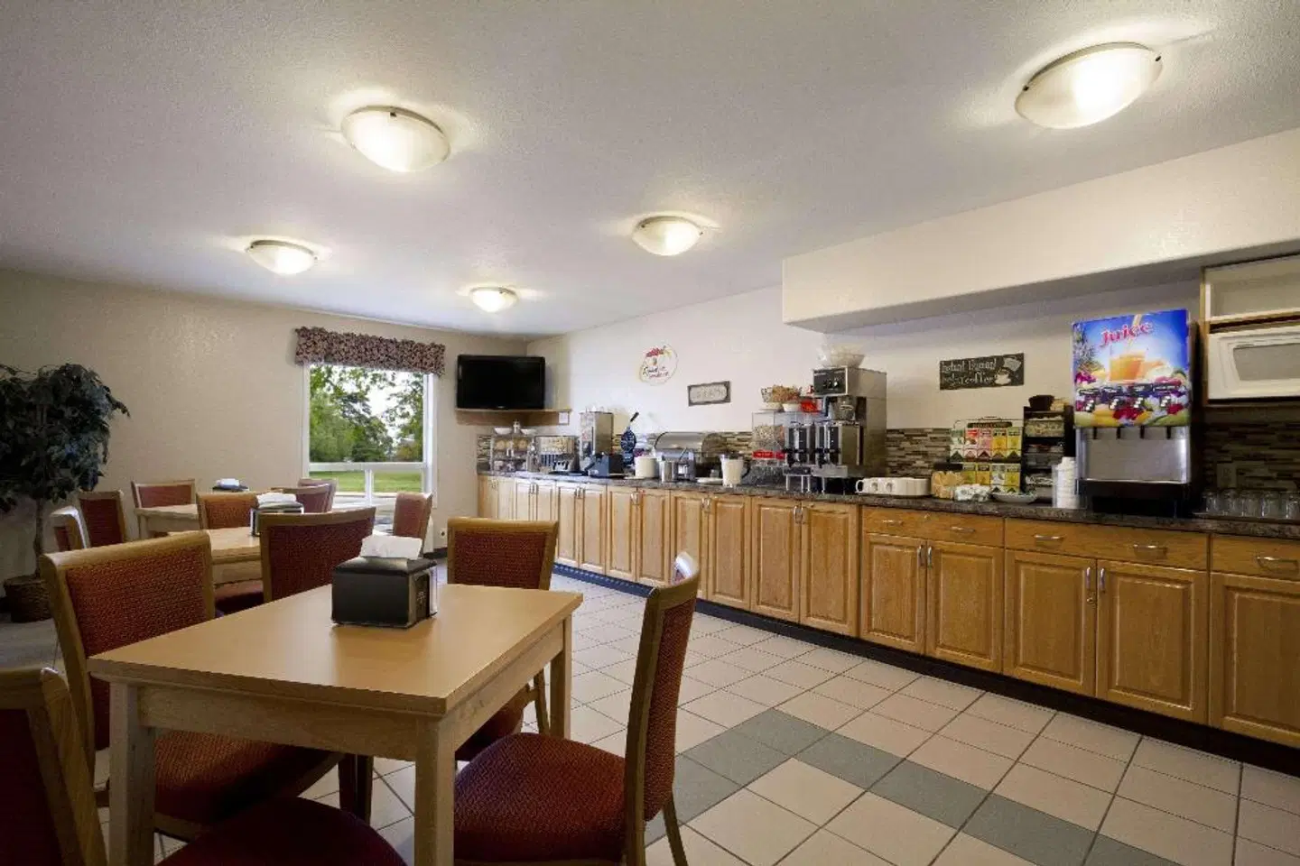 Super 8 by Wyndham Dawson Creek Bar