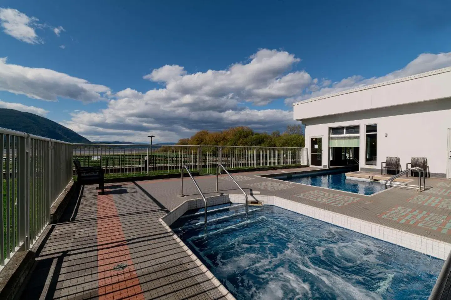 Prestige Harbourfront Resort Salmon Arm OUTDOOR_POOL