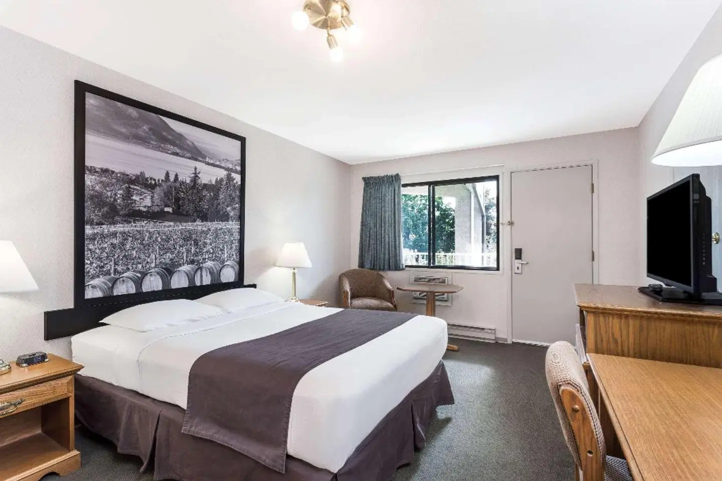 Super 8 by Wyndham Kelowna BC ROOM_EXAMPLE