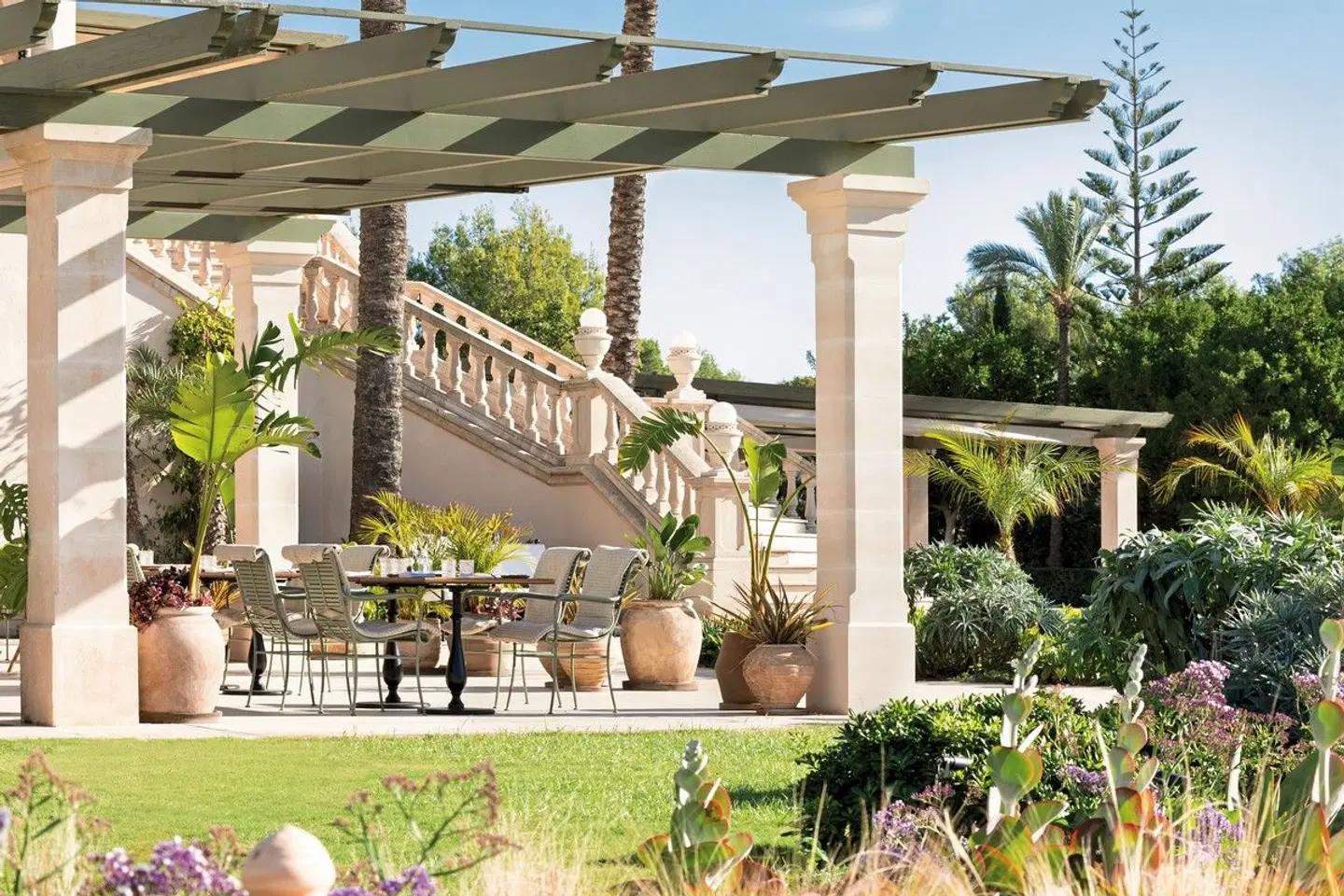 The St. Regis Mardavall Mallorca Resort Terrasse