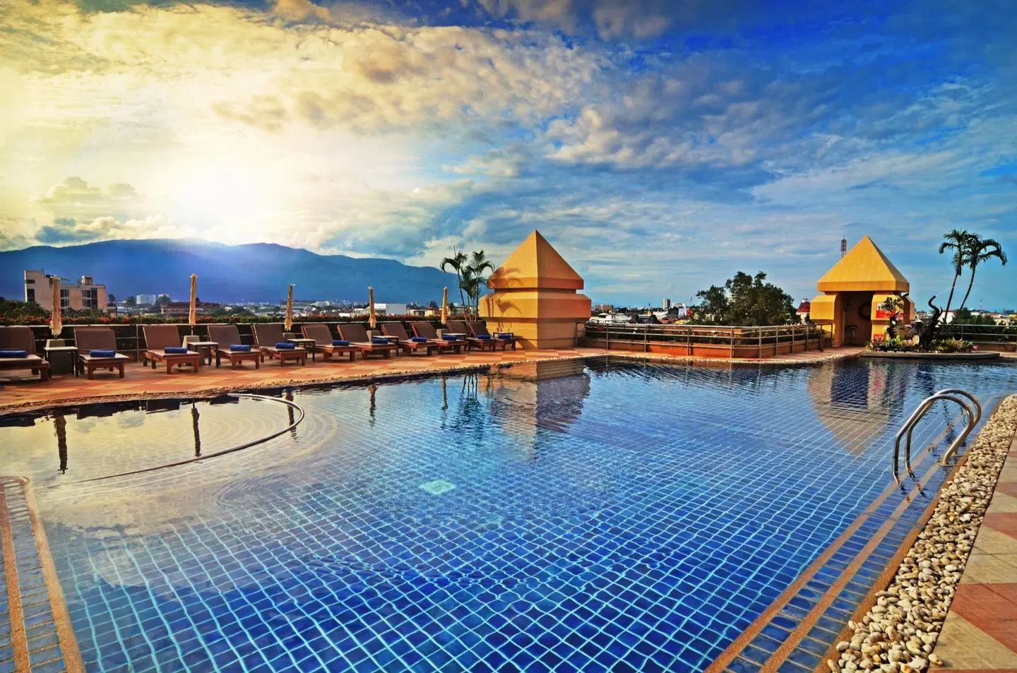 Duangtawan Chiang Mai OUTDOOR_POOL