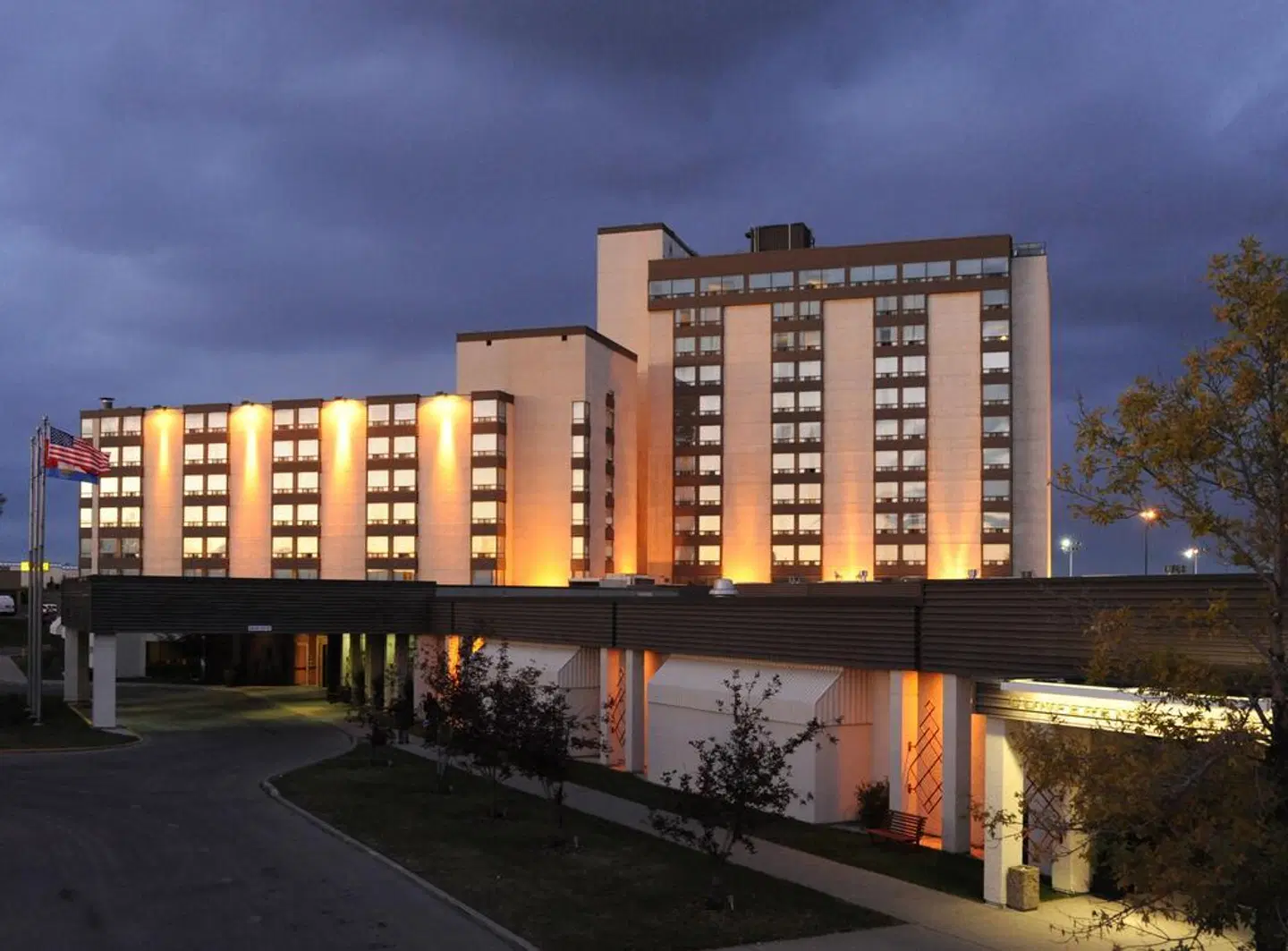 Best Western Premier Calgary Plaza Hotel & Conference Centre EXTERIOR
