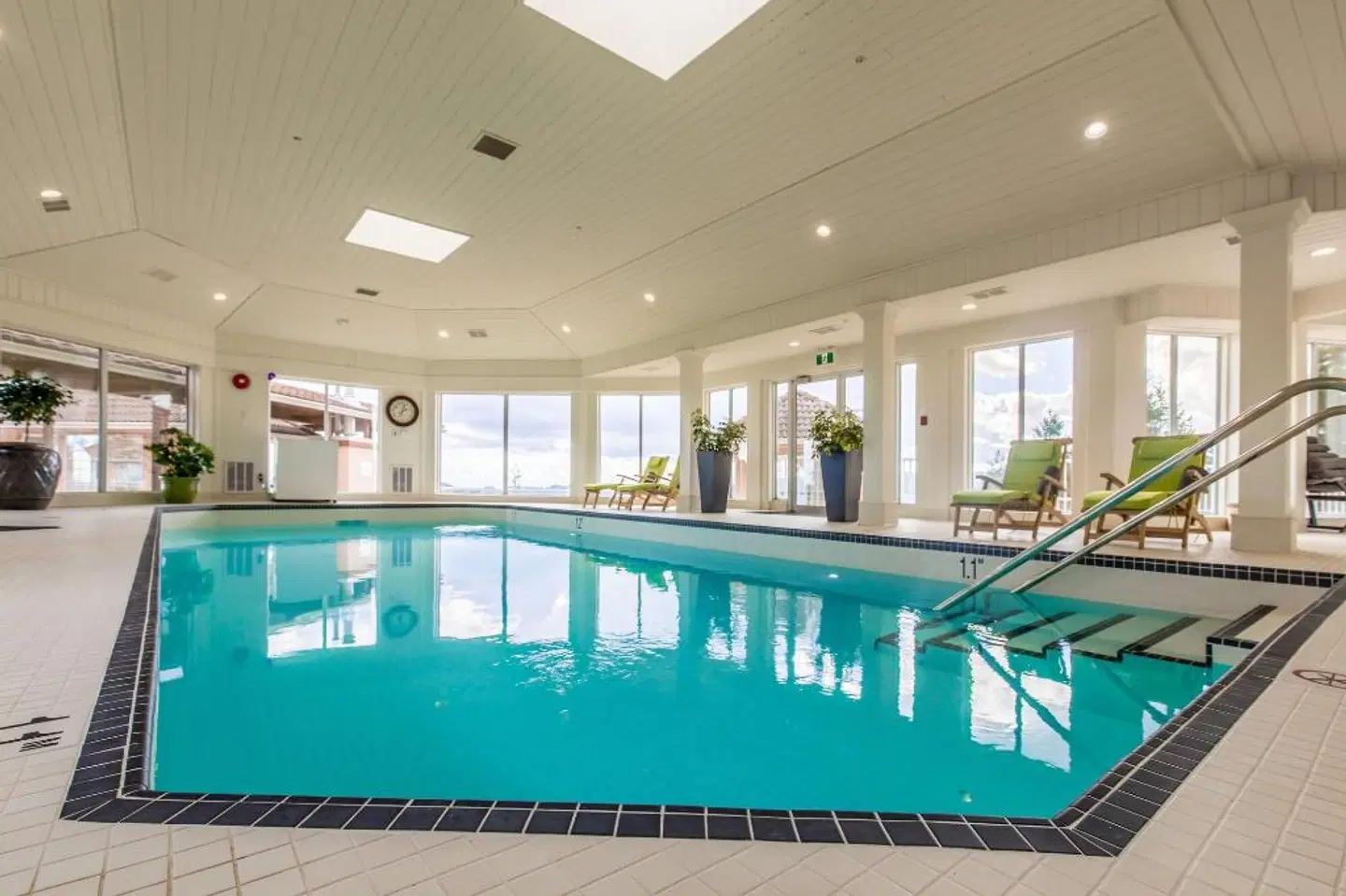 Villa Eyrie Resort Hallenbad