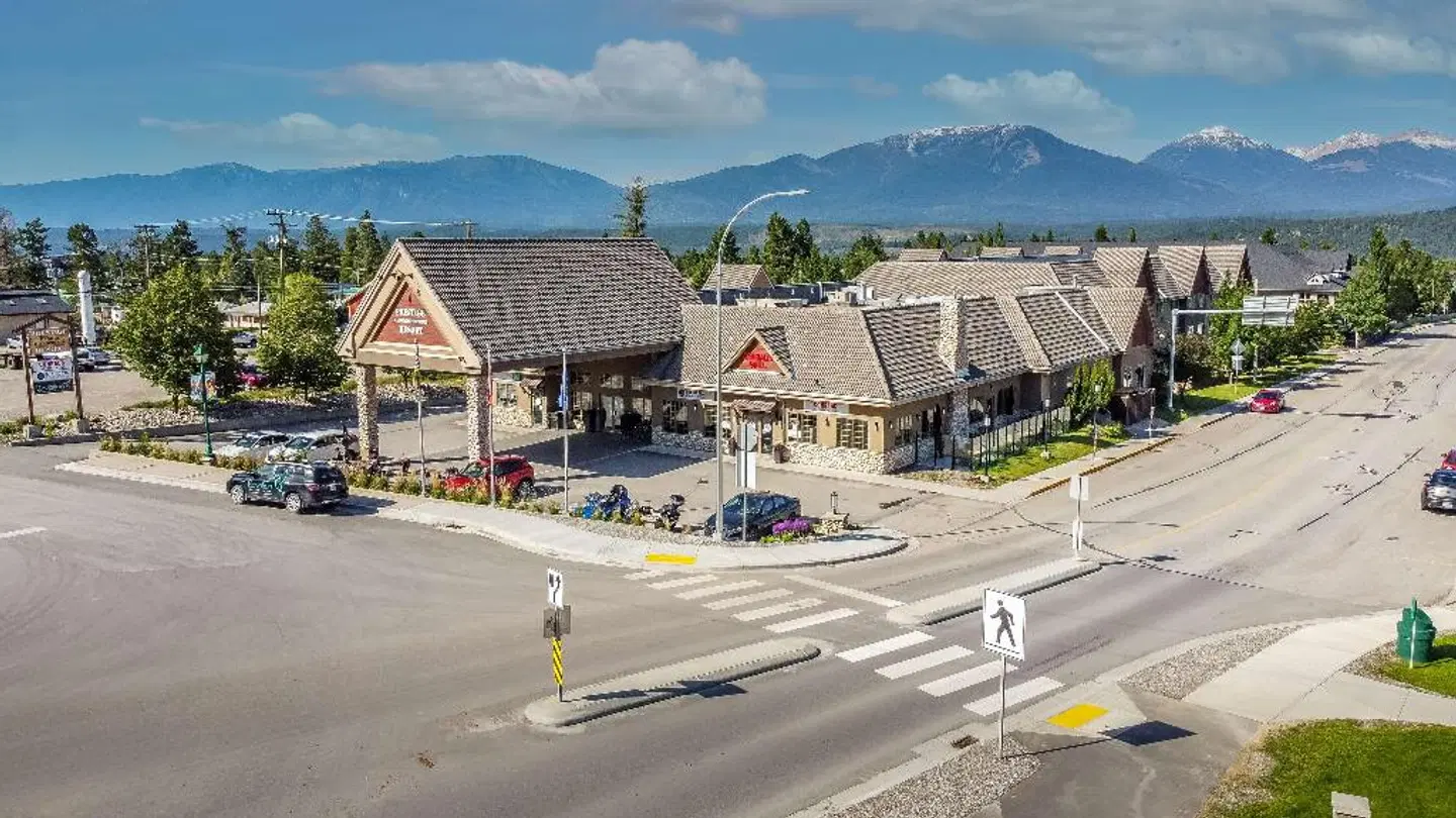 PRESTIGE RADIUM HOT SPRINGS RESORT Strand