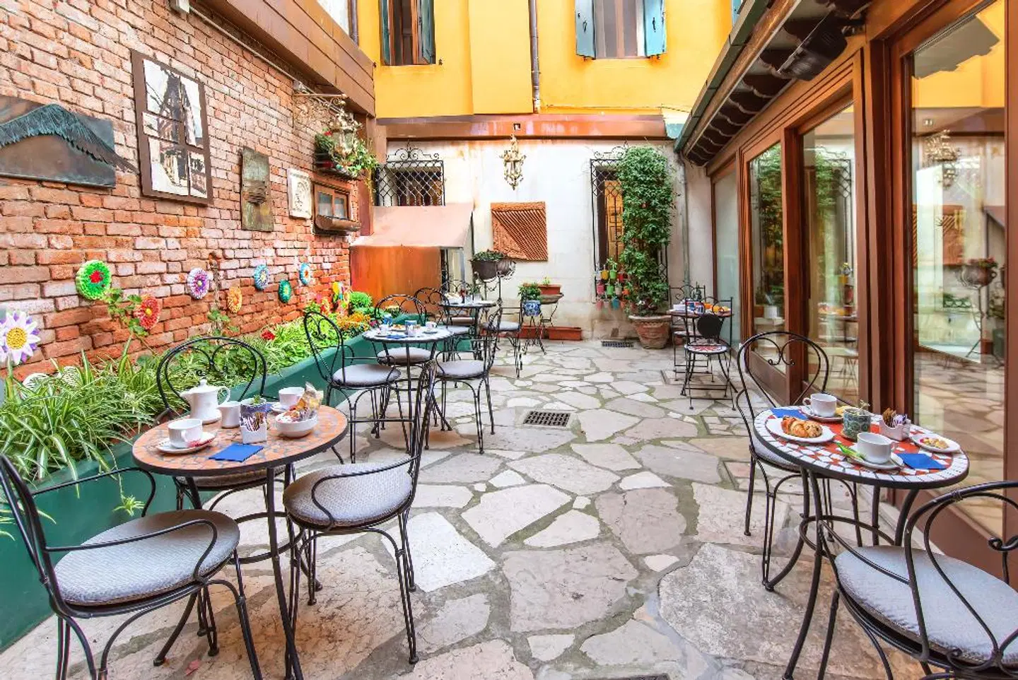 La Fenice et Des Artistes Terrasse