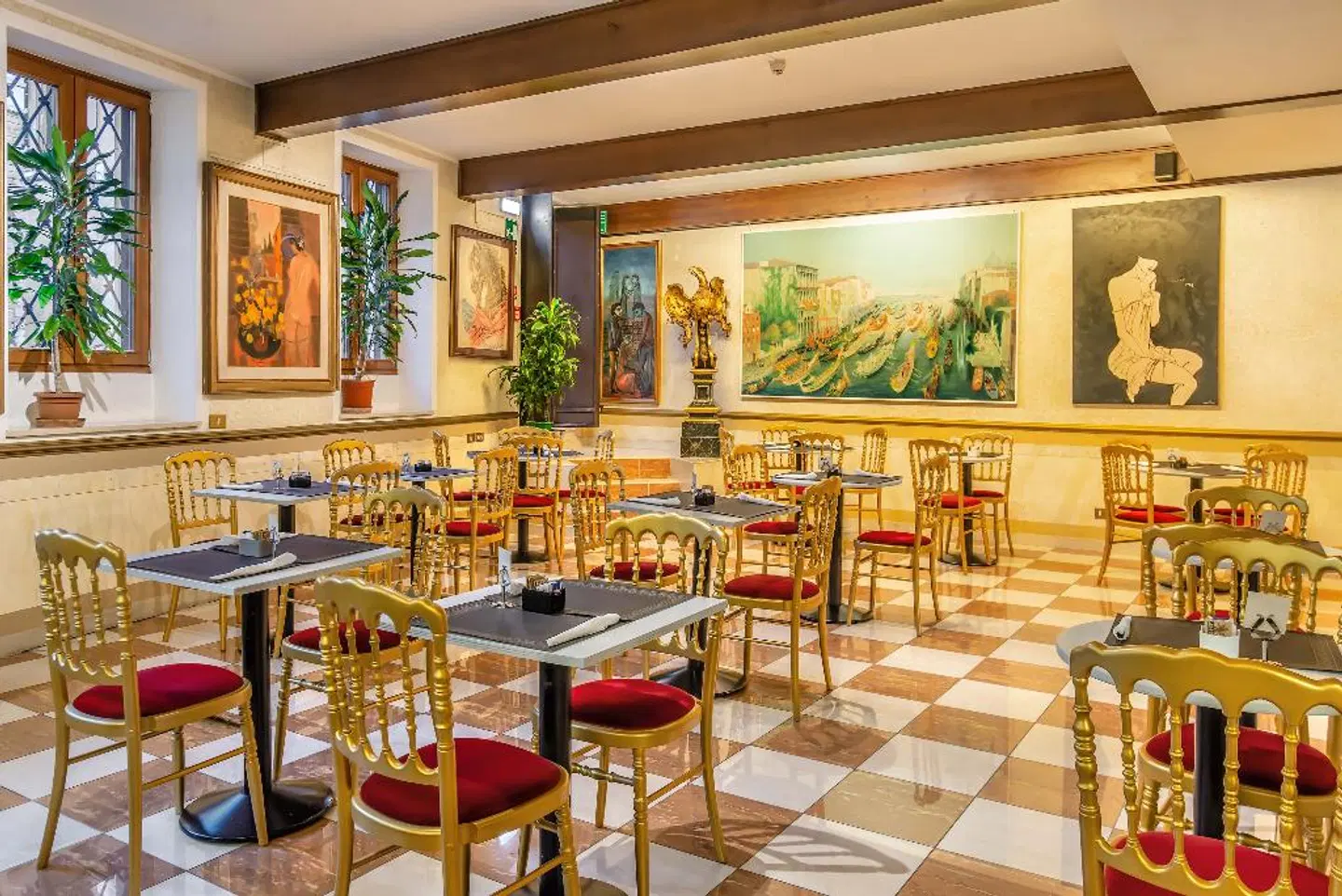 La Fenice et Des Artistes Bar