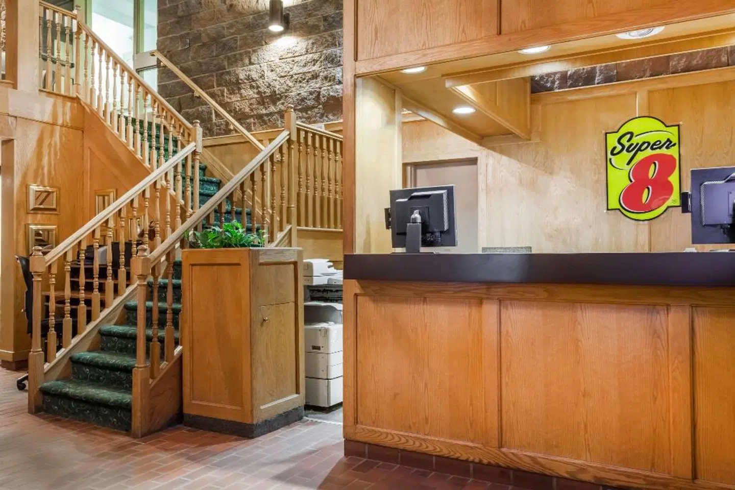 Super 8 by Wyndham Sudbury ON LOUNGE_LOBBY