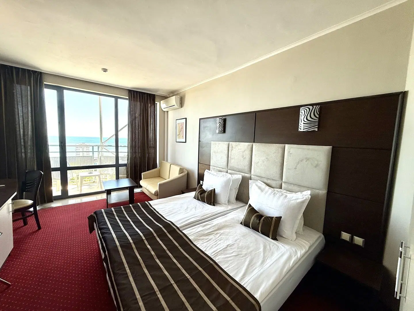 Royal Hotel ROOM_EXAMPLE