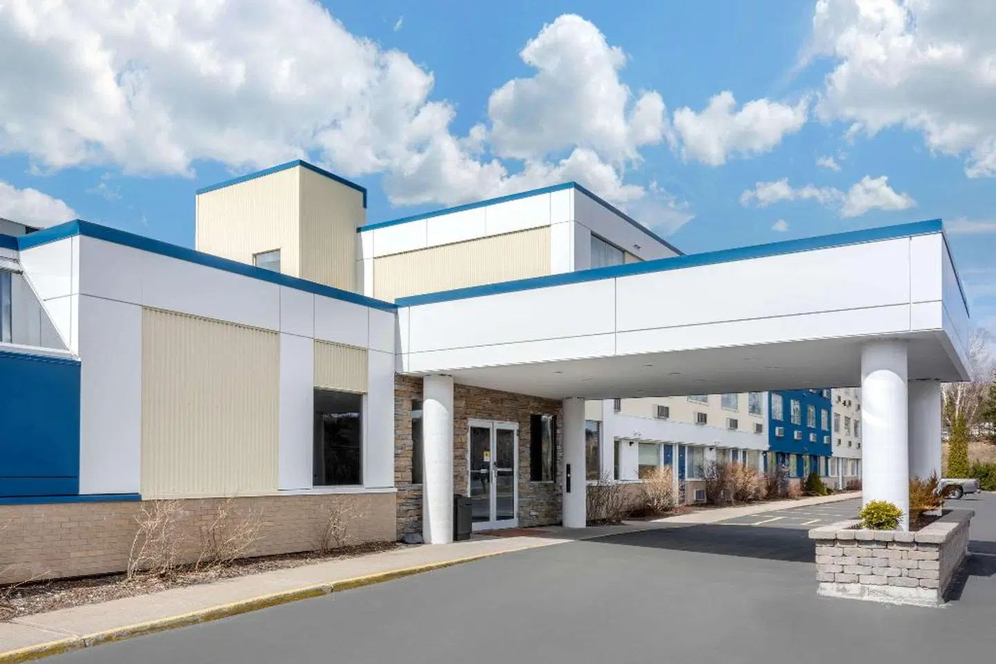 QUALITY HOTEL EXTERIOR