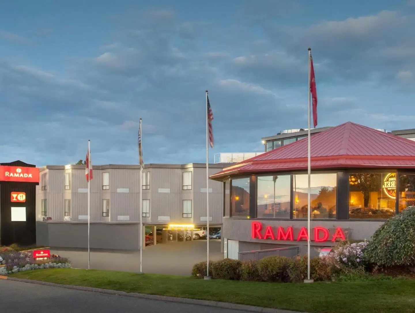 Ramada by Wyndham Kamloops EXTERIOR