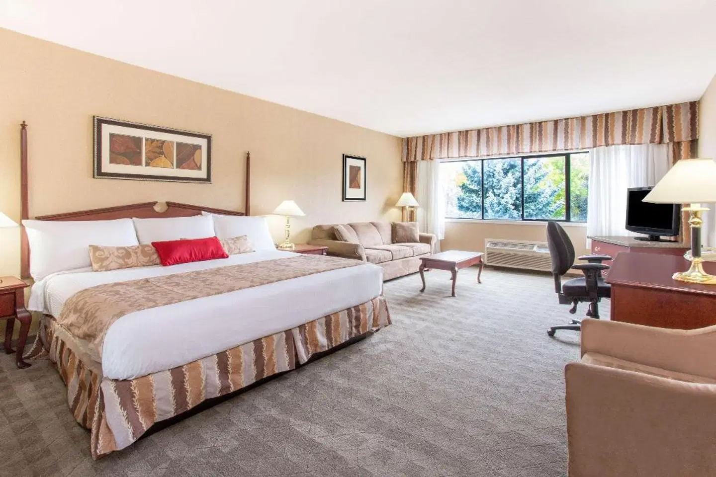 Ramada by Wyndham Kelowna Hotel & Conference Center ROOM_EXAMPLE