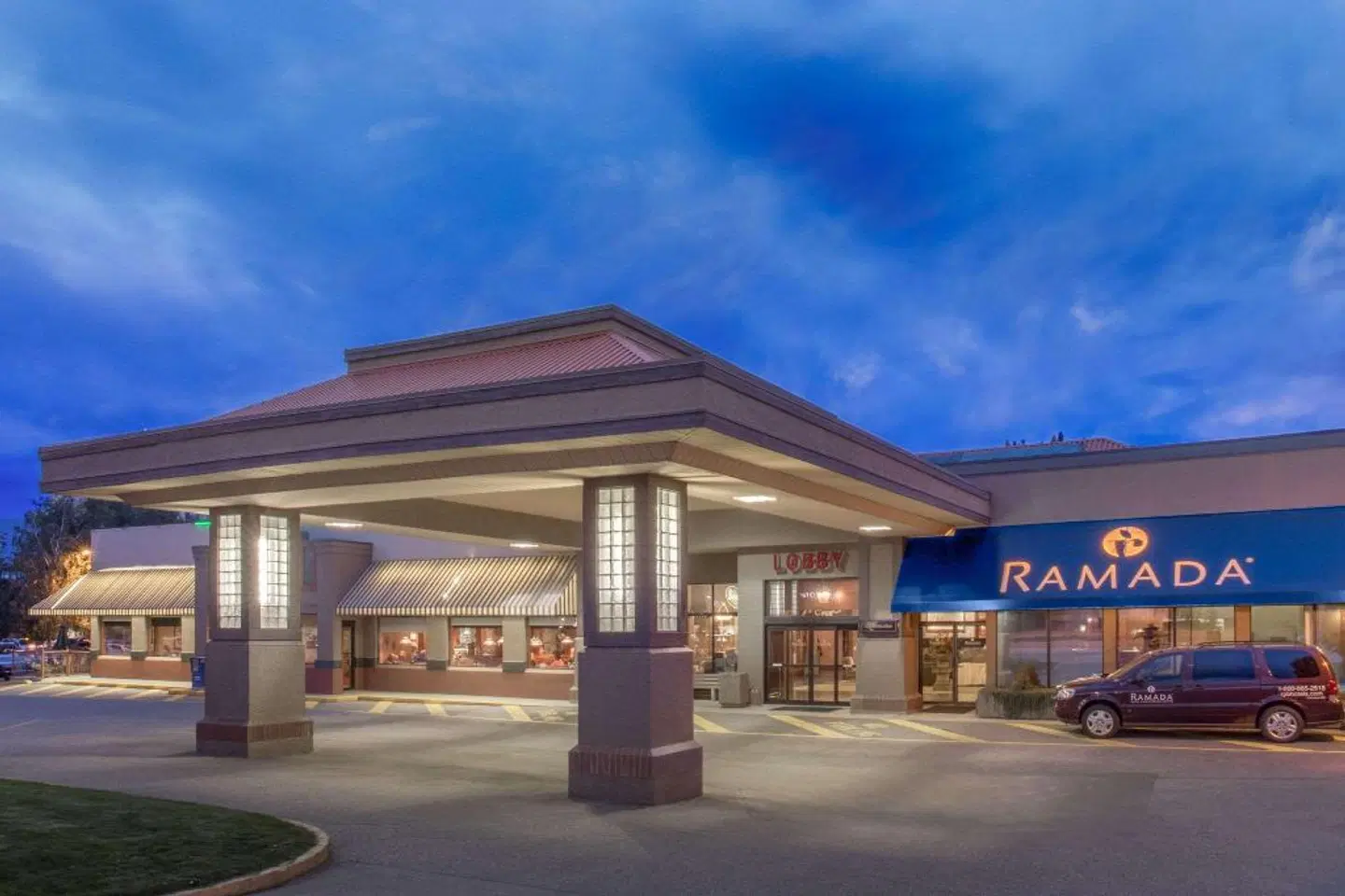 Ramada by Wyndham Kelowna Hotel & Conference Center EXTERIOR