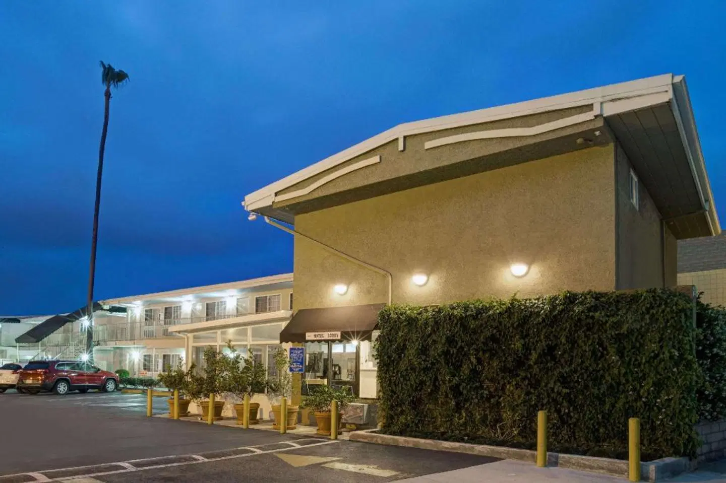 Super 8 by Wyndham Los Angeles-Culver City Area EXTERIOR