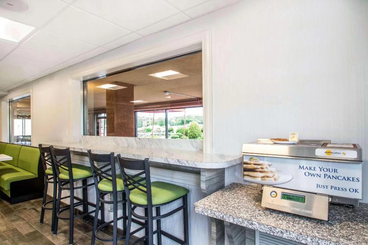 Econo Lodge Hicksville Bar