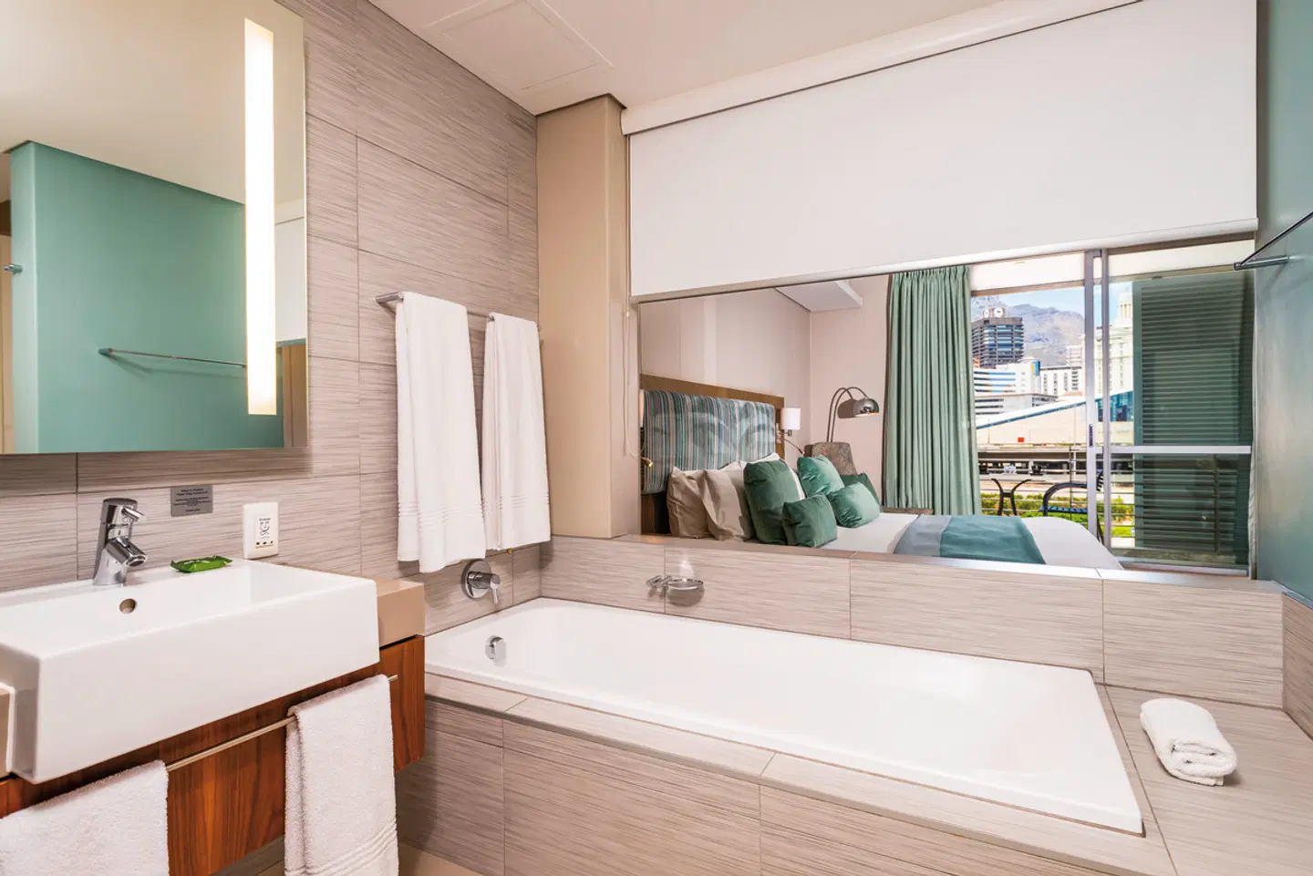aha Harbour Bridge Hotel & Suites Badezimmer