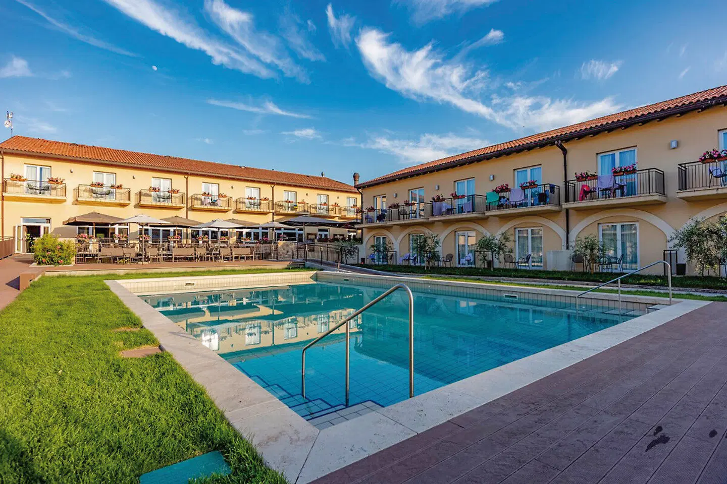 Leonardo Hotel Lago di Garda OUTDOOR_POOL