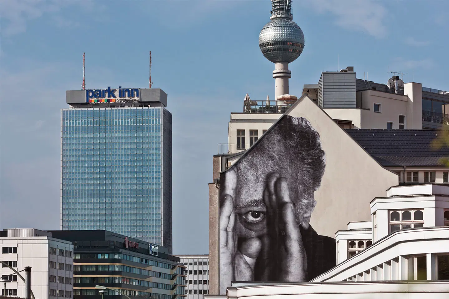 Park Inn by Radisson Berlin Alexanderplatz - inkl. Eintrittskarte DFB Pokalfinale Tiere