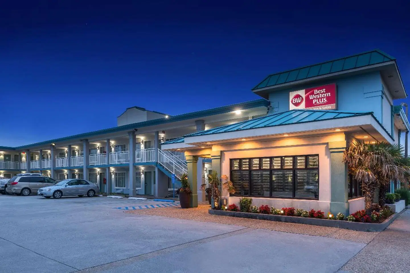 Best Western Plus Holiday Sands Inn & Suites EXTERIOR