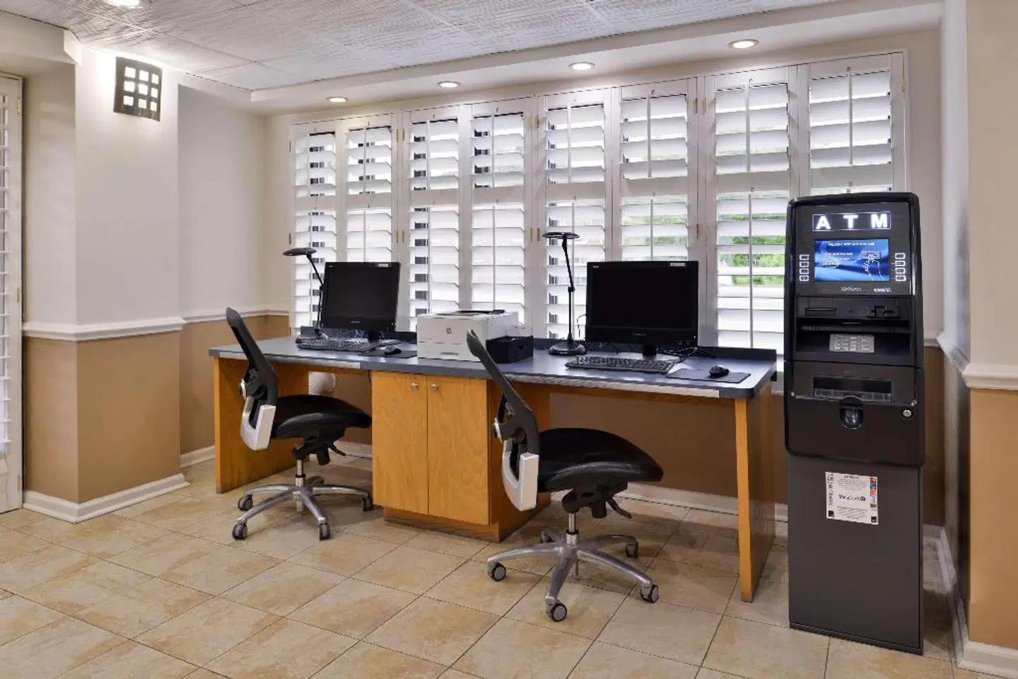 Best Western Plus Holiday Sands Inn & Suites Bar