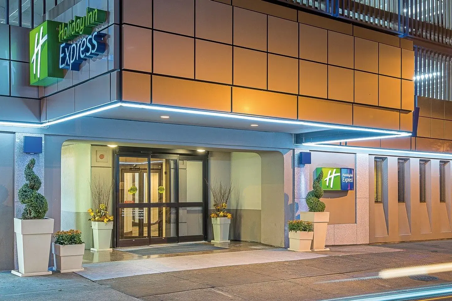 Holiday Inn Express Philadelphia-Midtown EXTERIOR