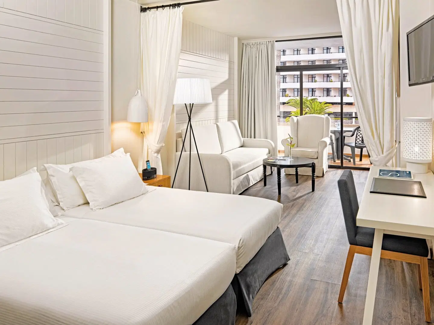 H10 Conquistador ROOM_EXAMPLE