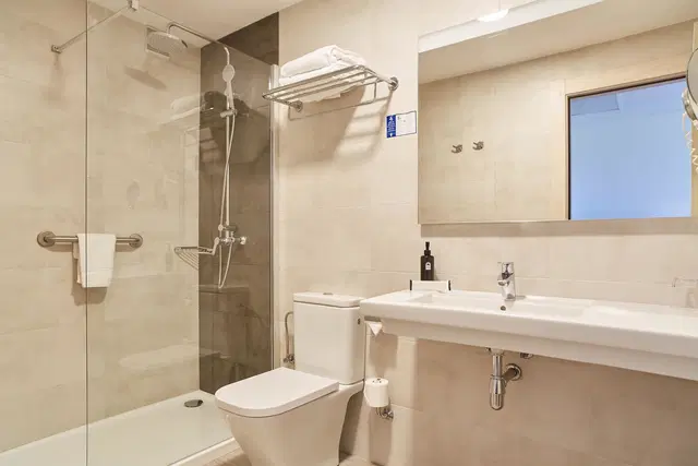 Invisa Cala Blanca Badezimmer