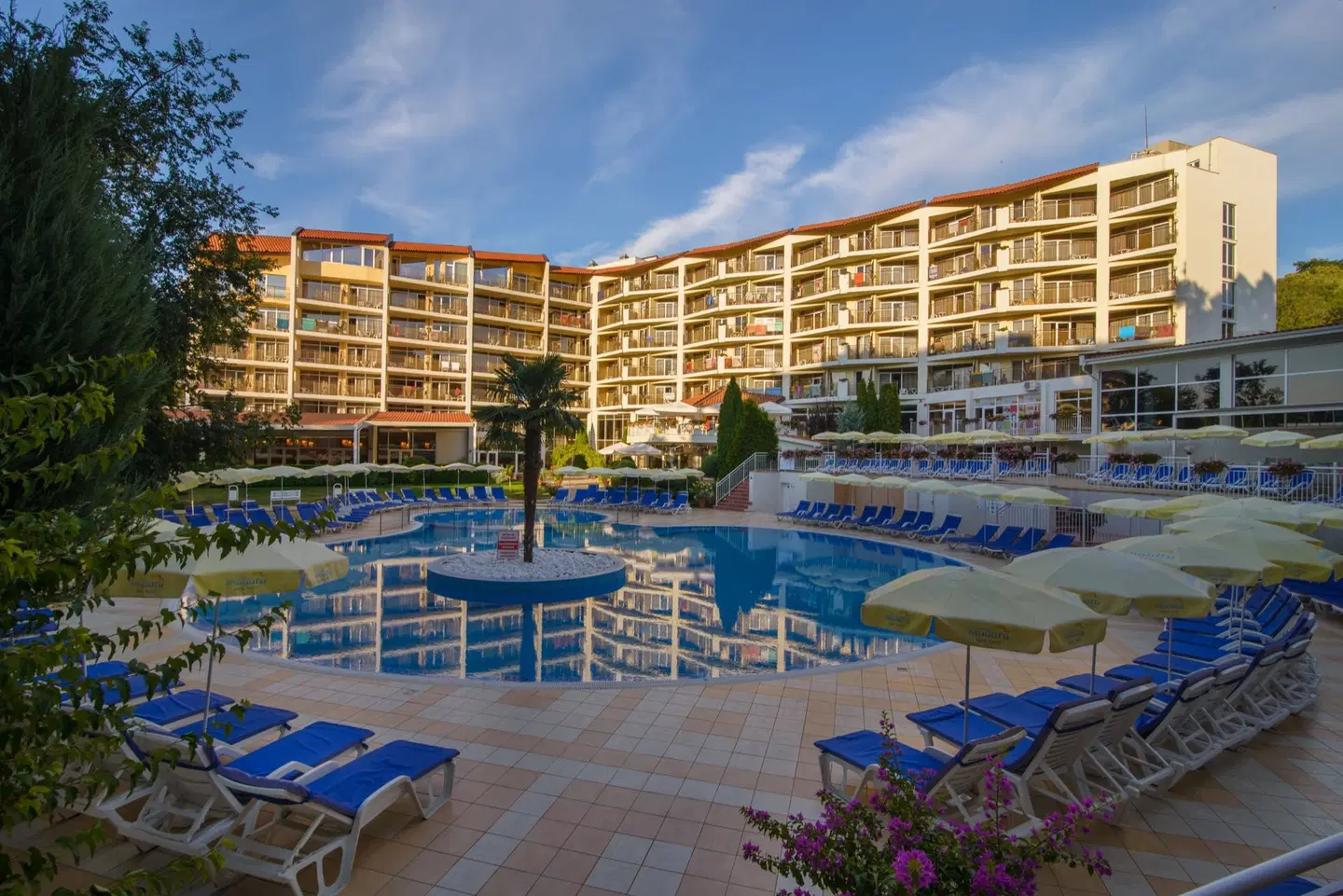 Madara Park Hotel OUTDOOR_POOL