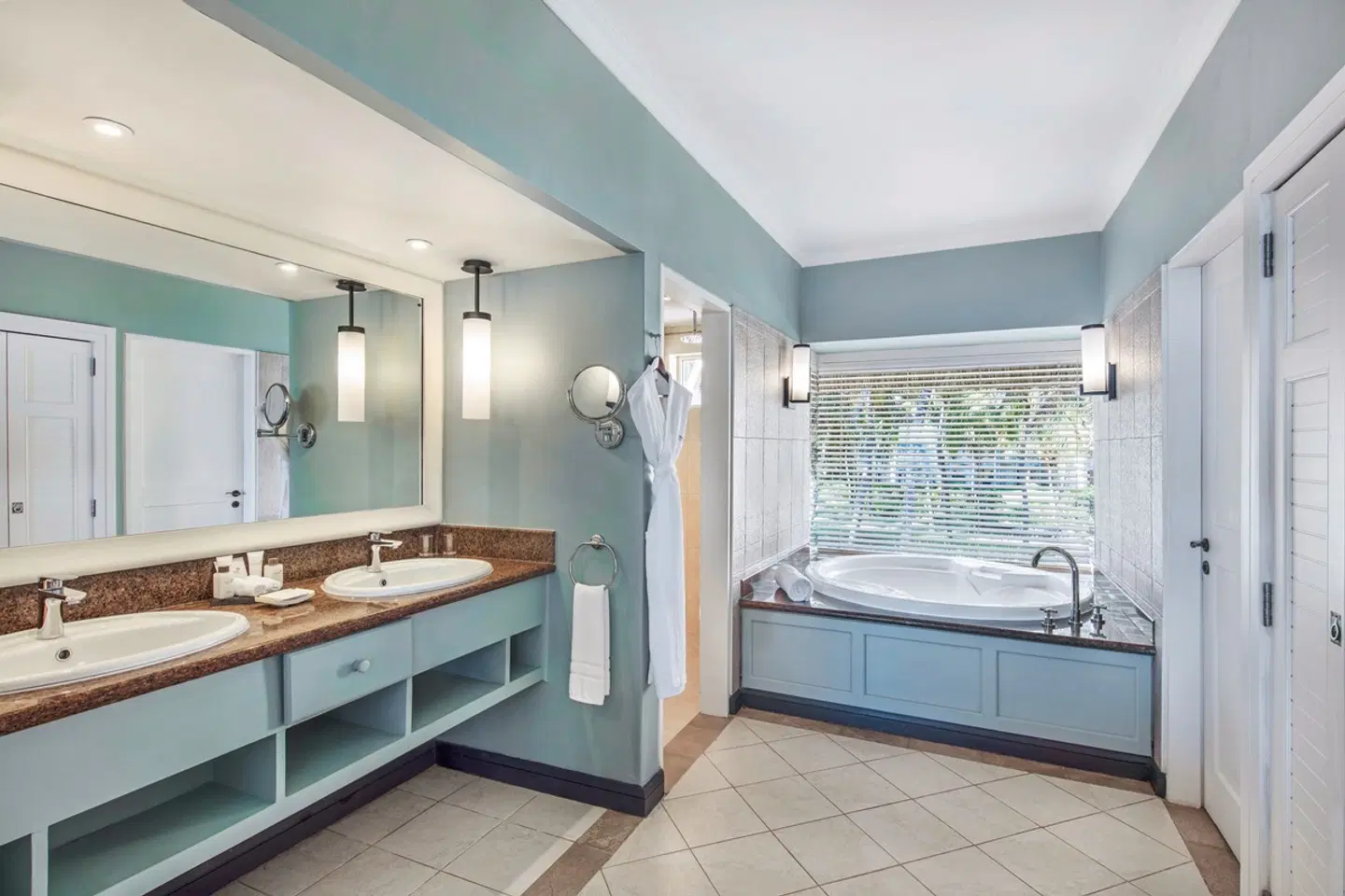 Outrigger Mauritius Resort & Spa Badezimmer