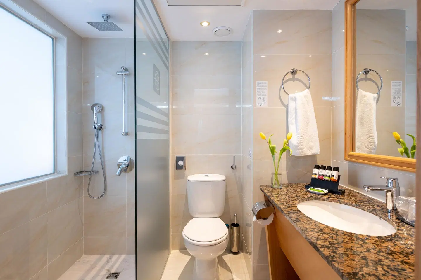 Constantinou Bros Athena Beach Badezimmer