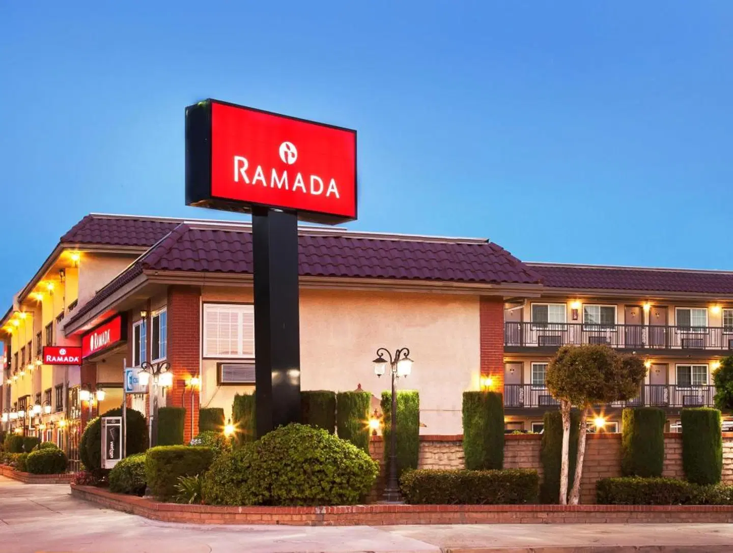 Ramada by Wyndham Pasadena EXTERIOR