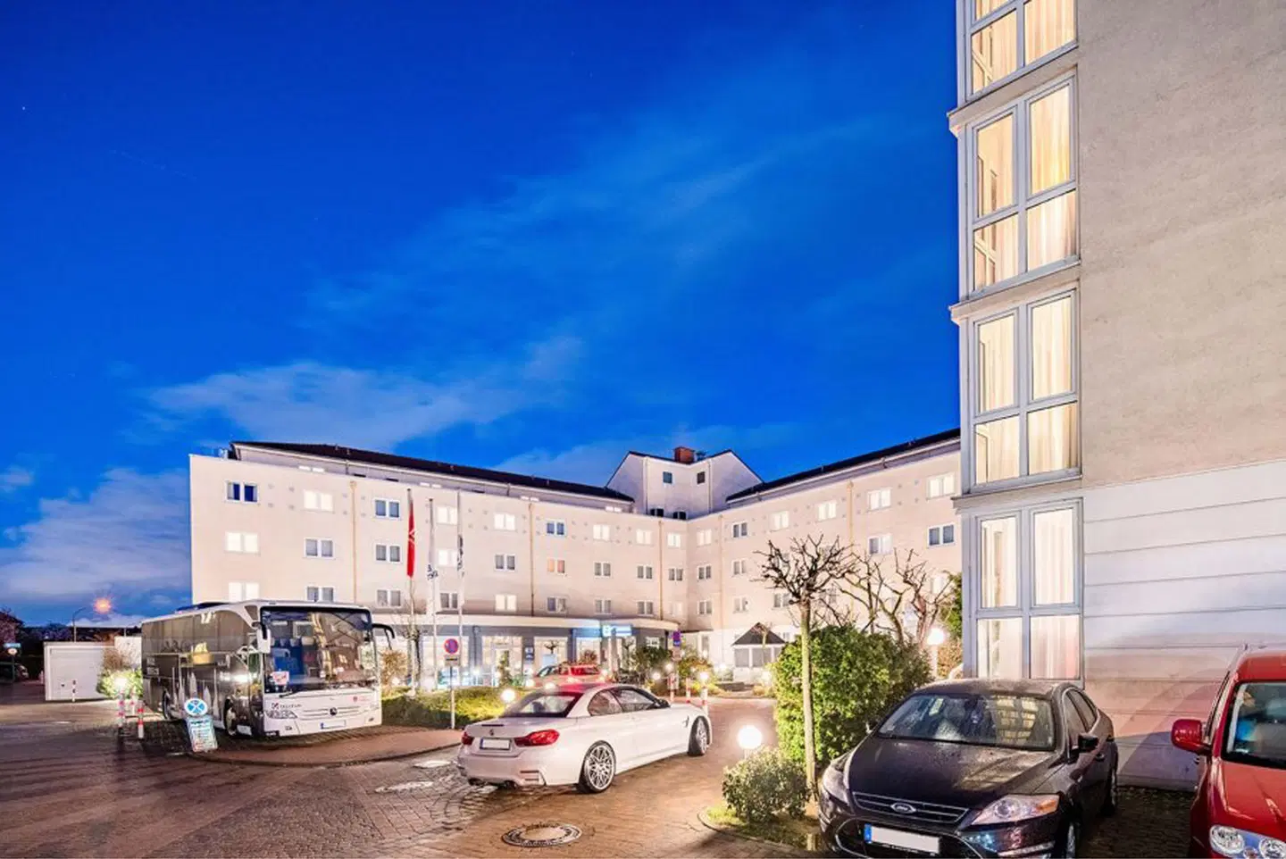 ZDF Fernsehgarten & Amedia Hotel & Suites Frankfurt Airport EXTERIOR