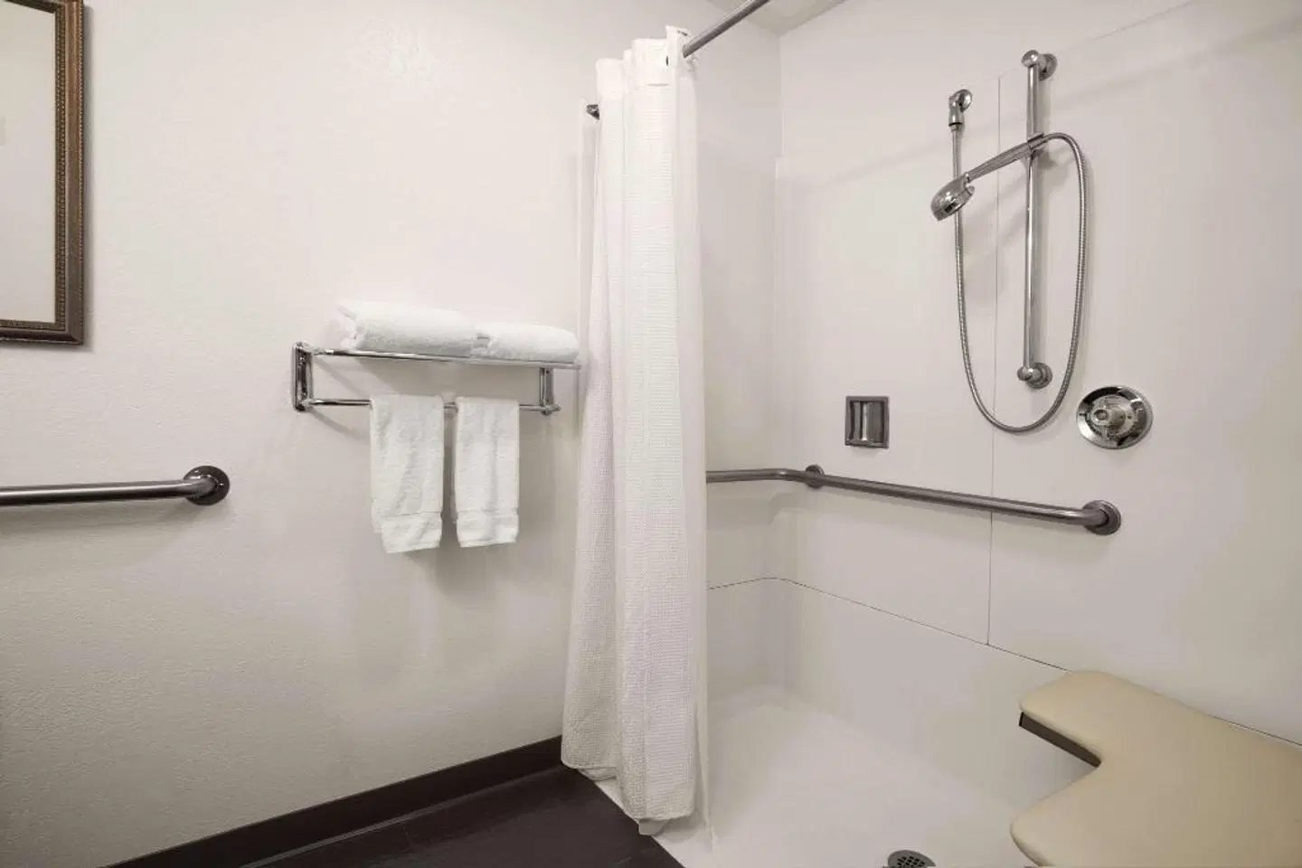 Hotel Vinea, a Travelodge by Wyndham Badezimmer