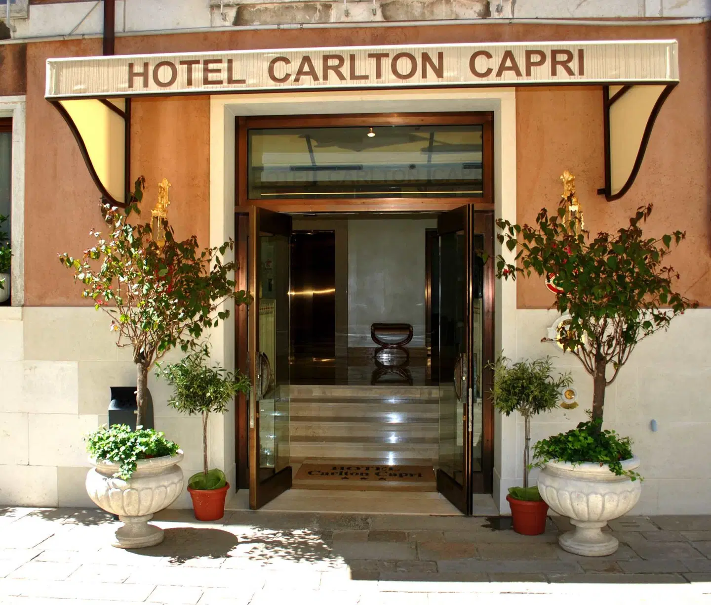 Carlton Capri EXTERIOR