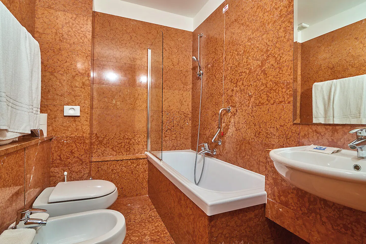 Europa Skypool & Panorama Badezimmer