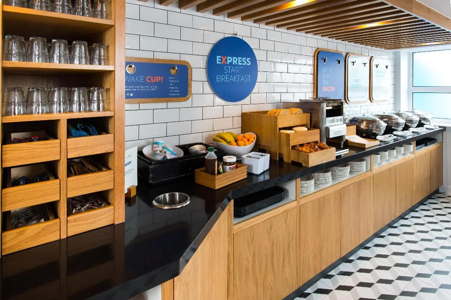 Holiday Inn Express Cardiff Bay LOUNGE_LOBBY