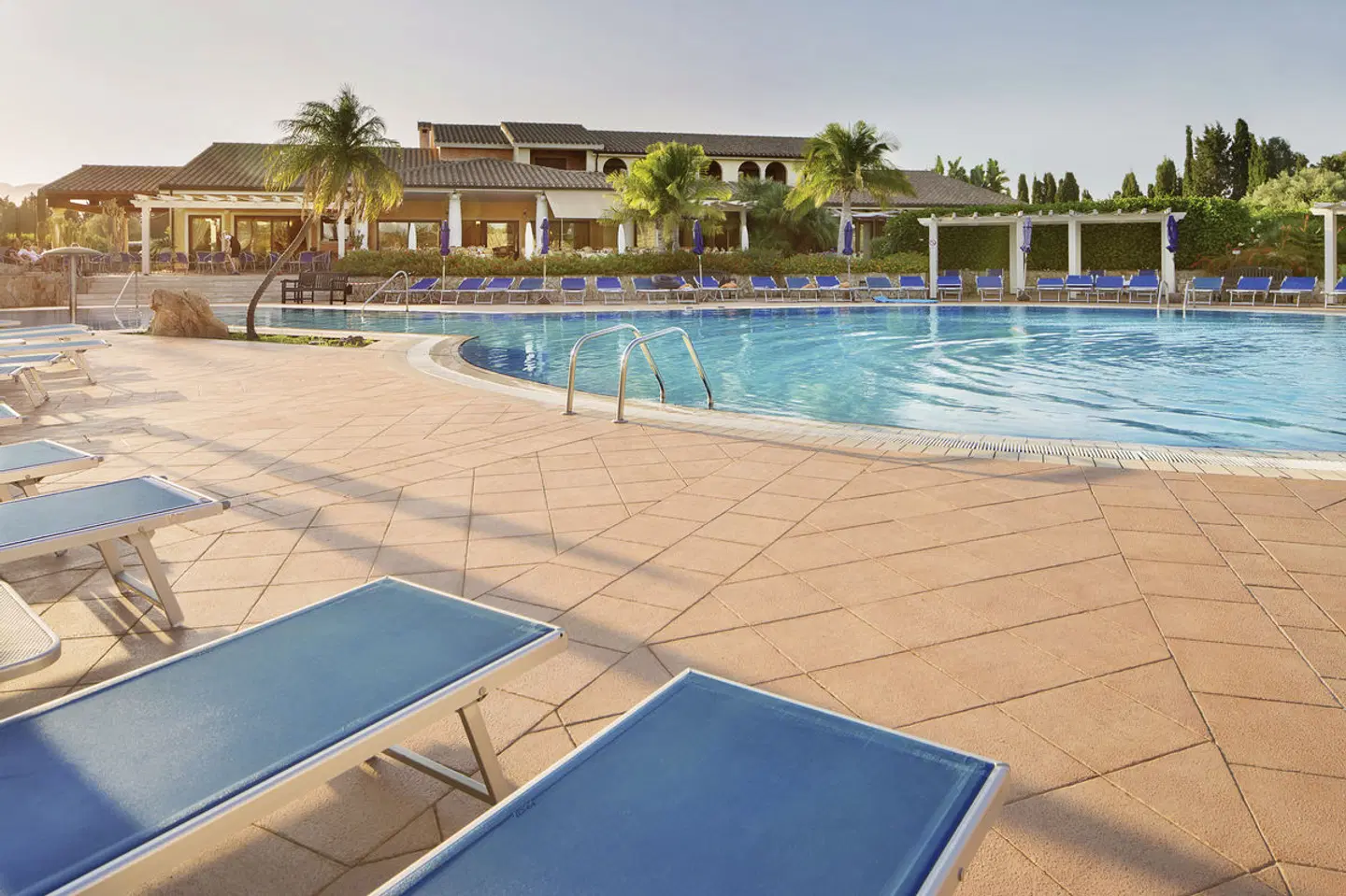 Lantana Resort OUTDOOR_POOL