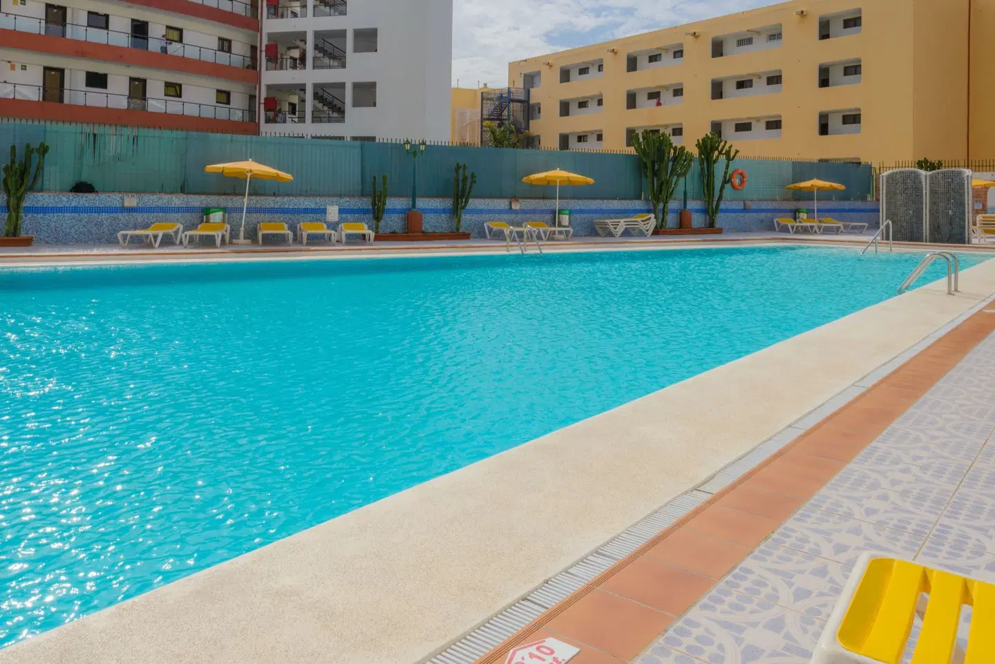 Apartamentos Las Arenas OUTDOOR_POOL