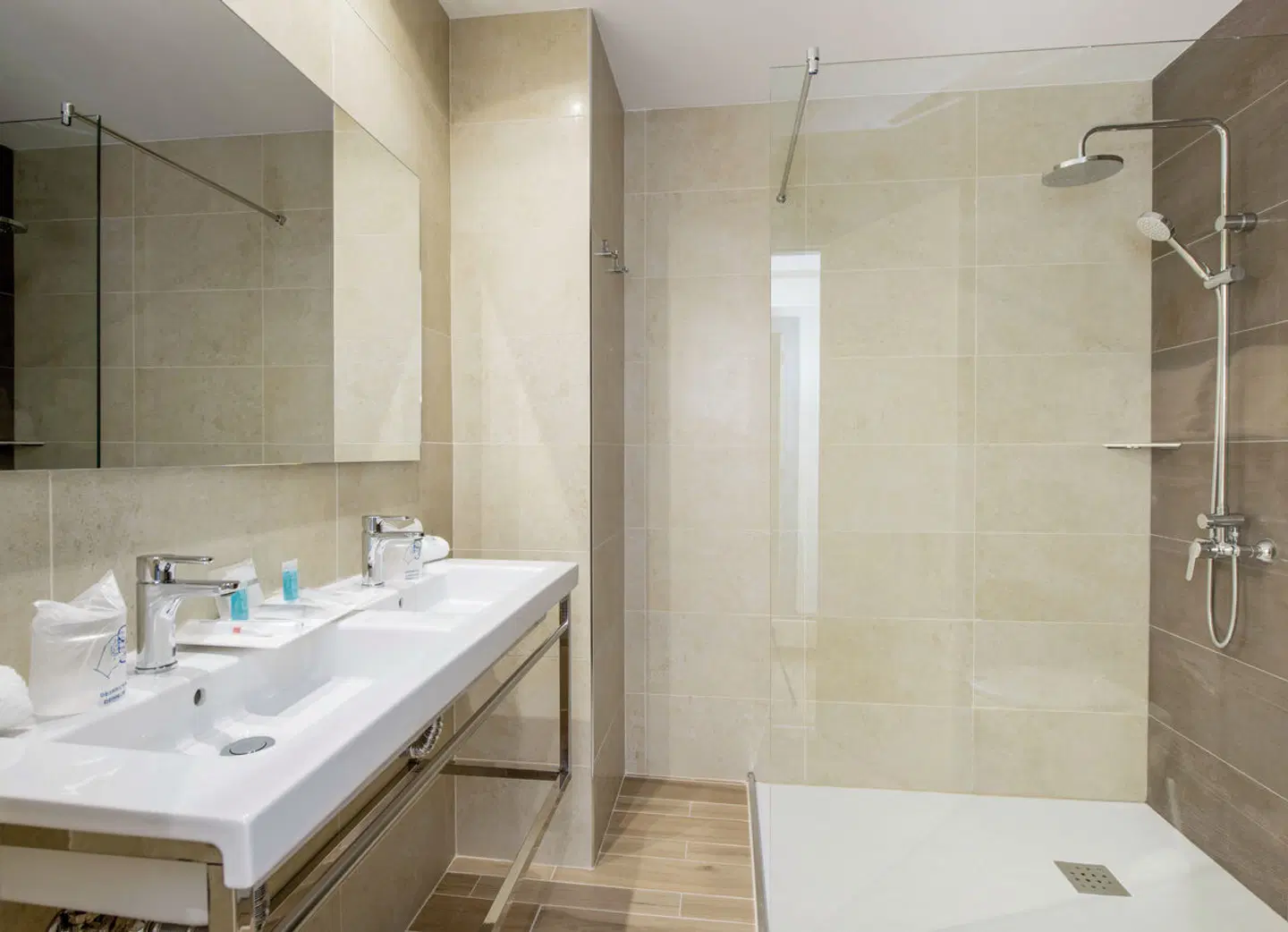 HL Suitehotel Playa del Inglés Badezimmer