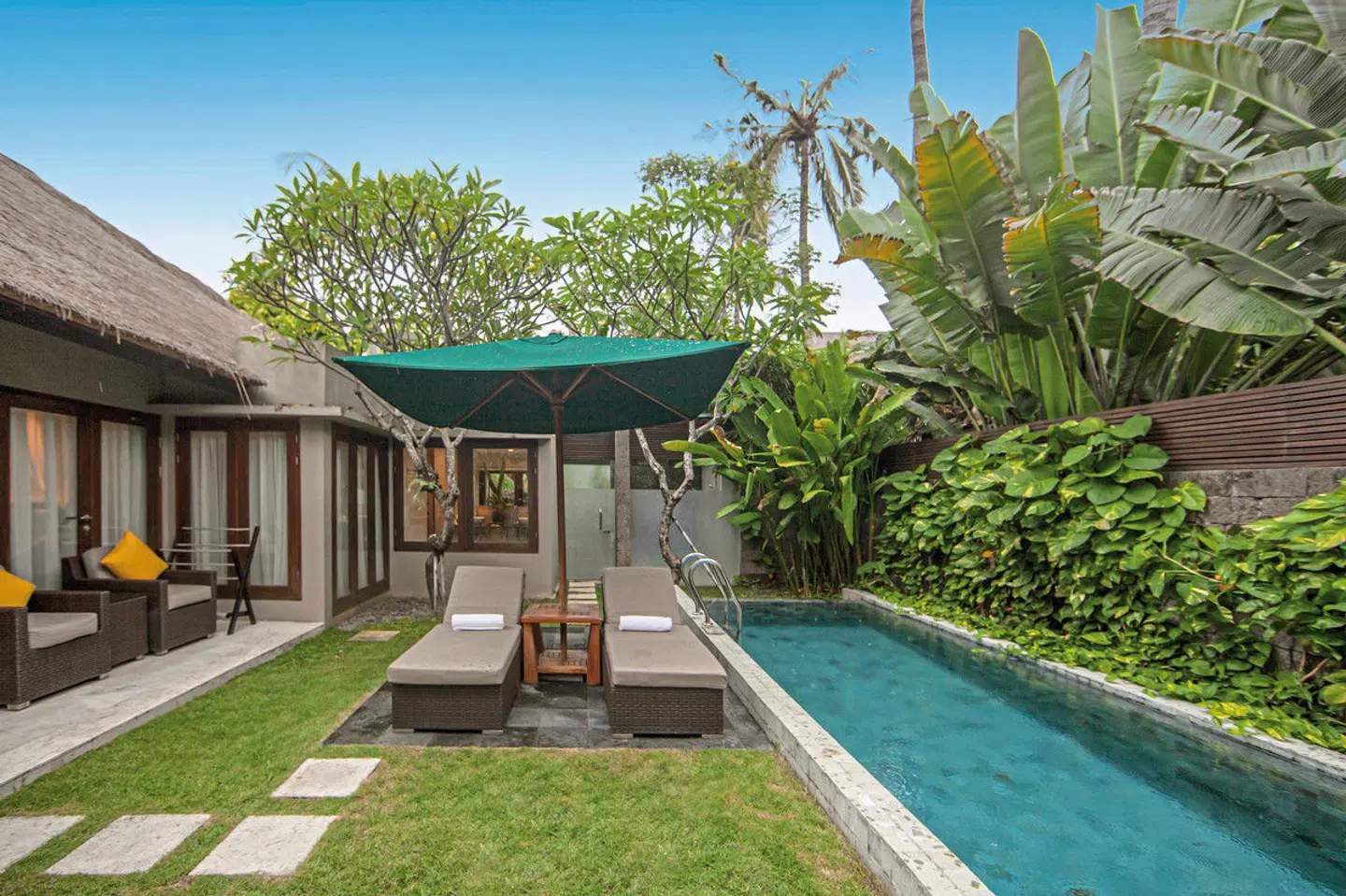 Legian Beach Hotel EXTERIOR