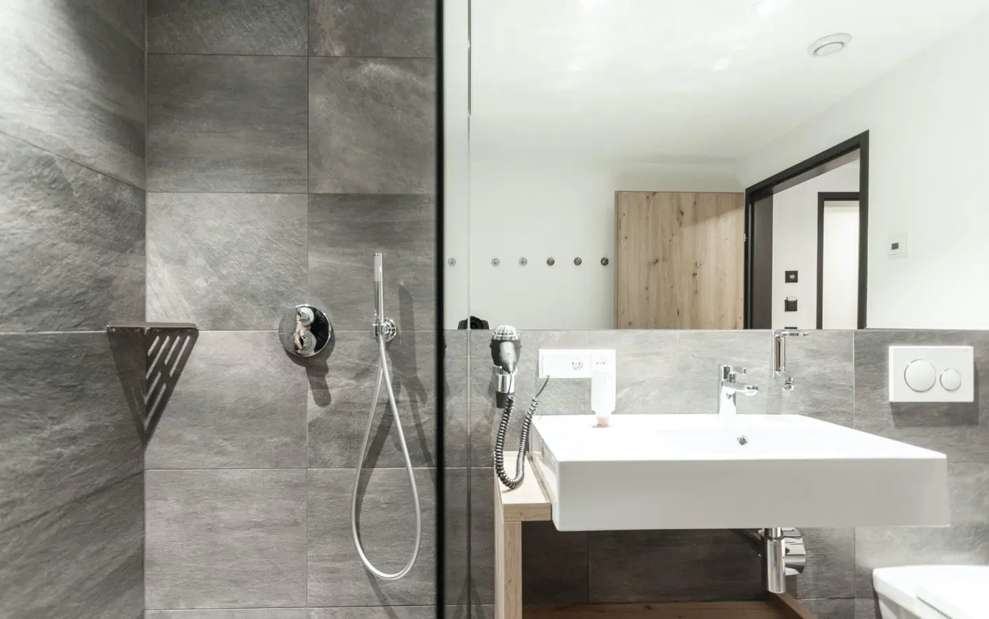 first mountain Hotel Ötztal Badezimmer