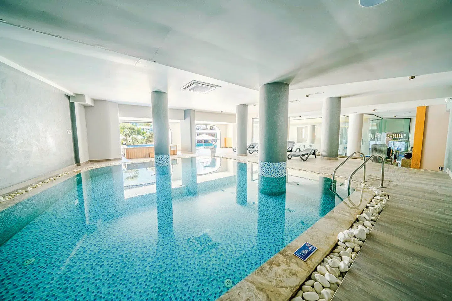 Lalila Blue Suites Hallenbad