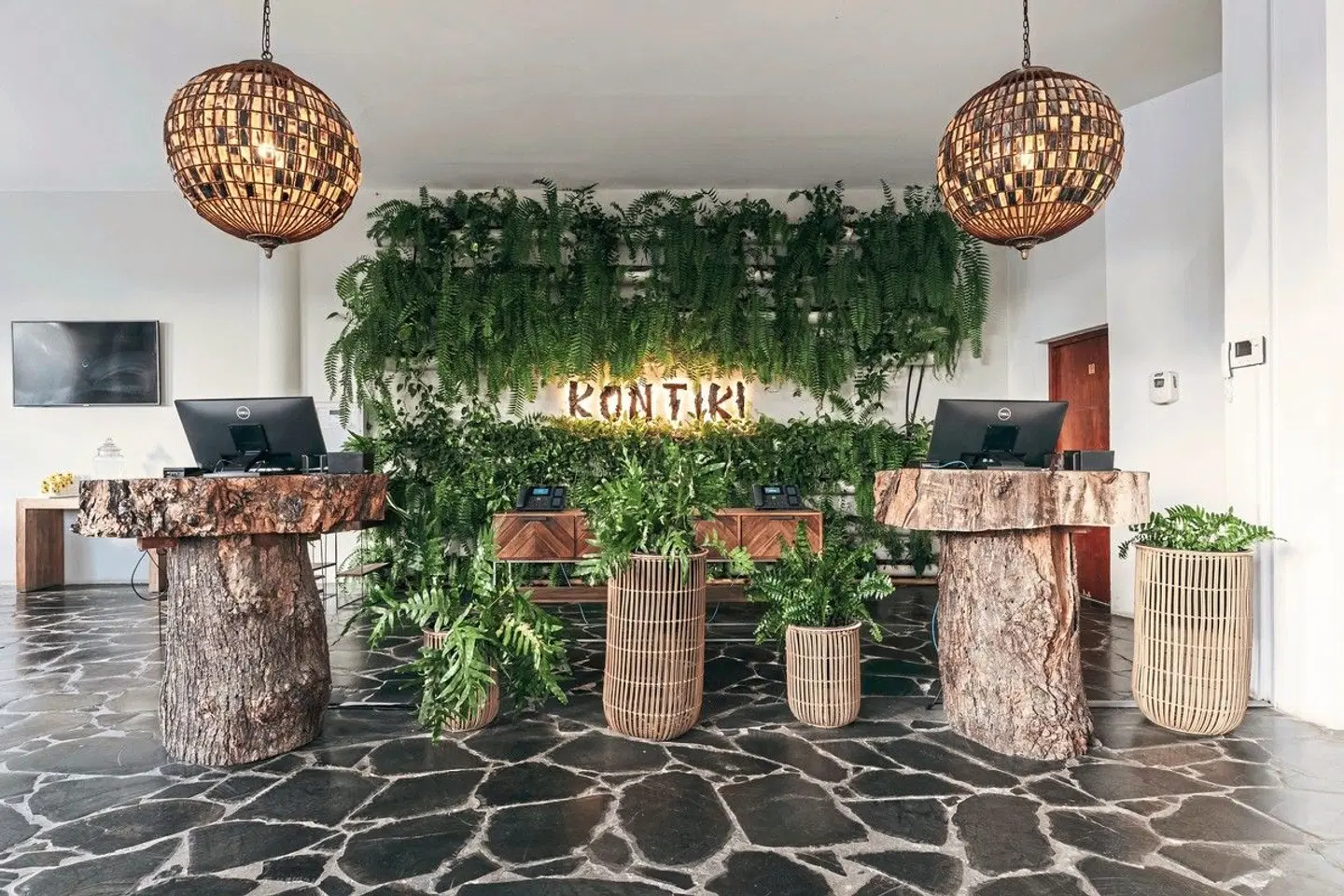 The Kontiki LOUNGE_LOBBY