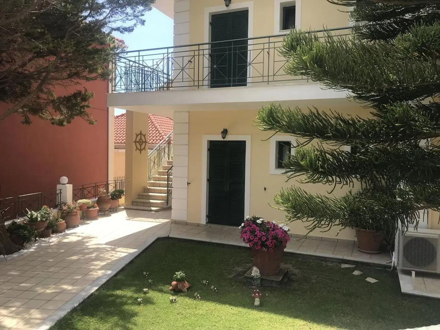 Naftilos Studios Garten