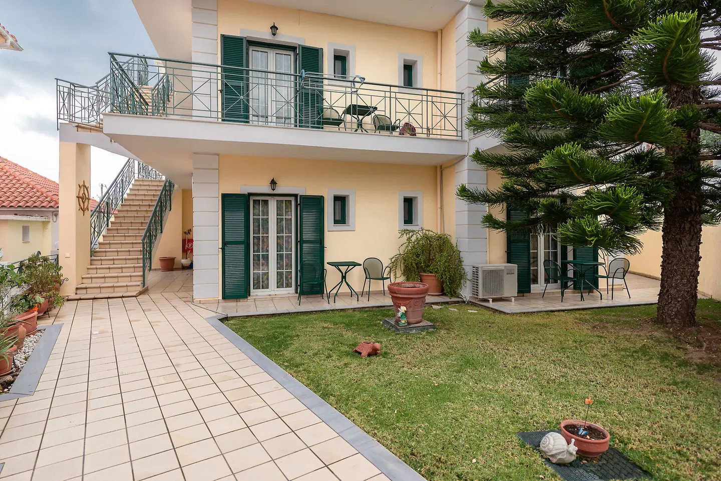 Naftilos Studios Garten