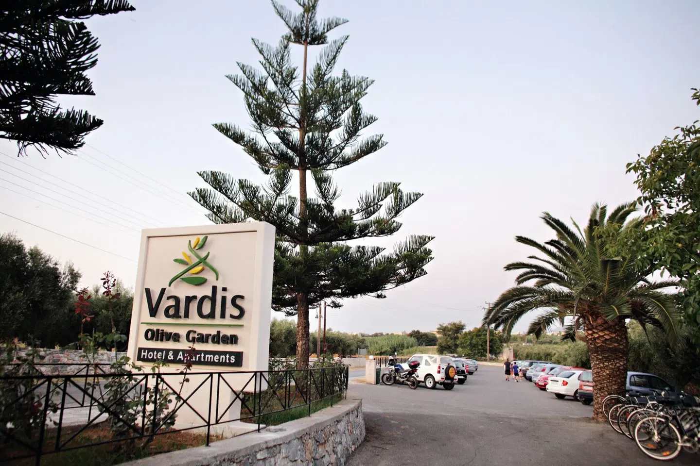 Vardis Olive Garden Garten