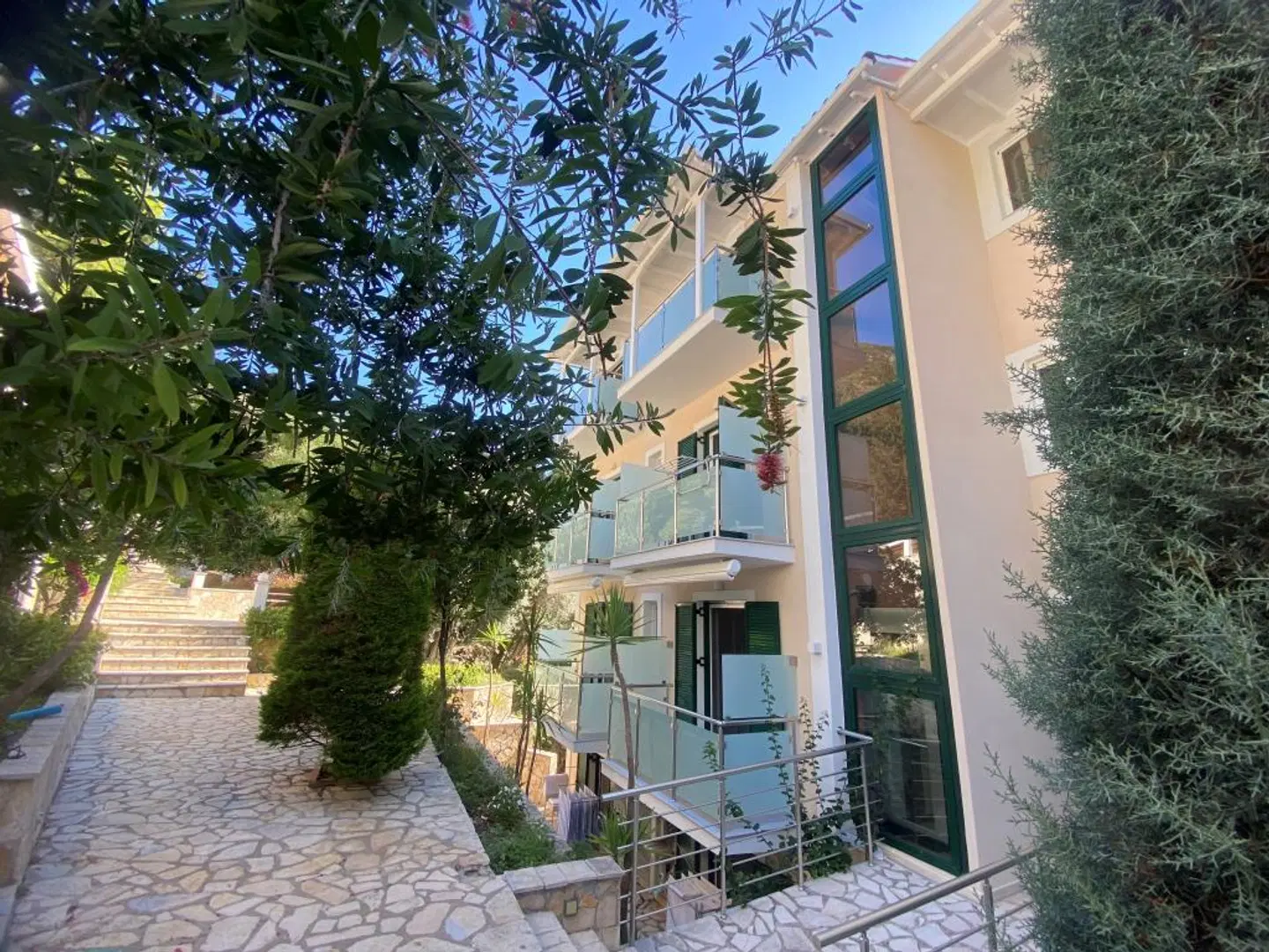 Oasis Hotel EXTERIOR